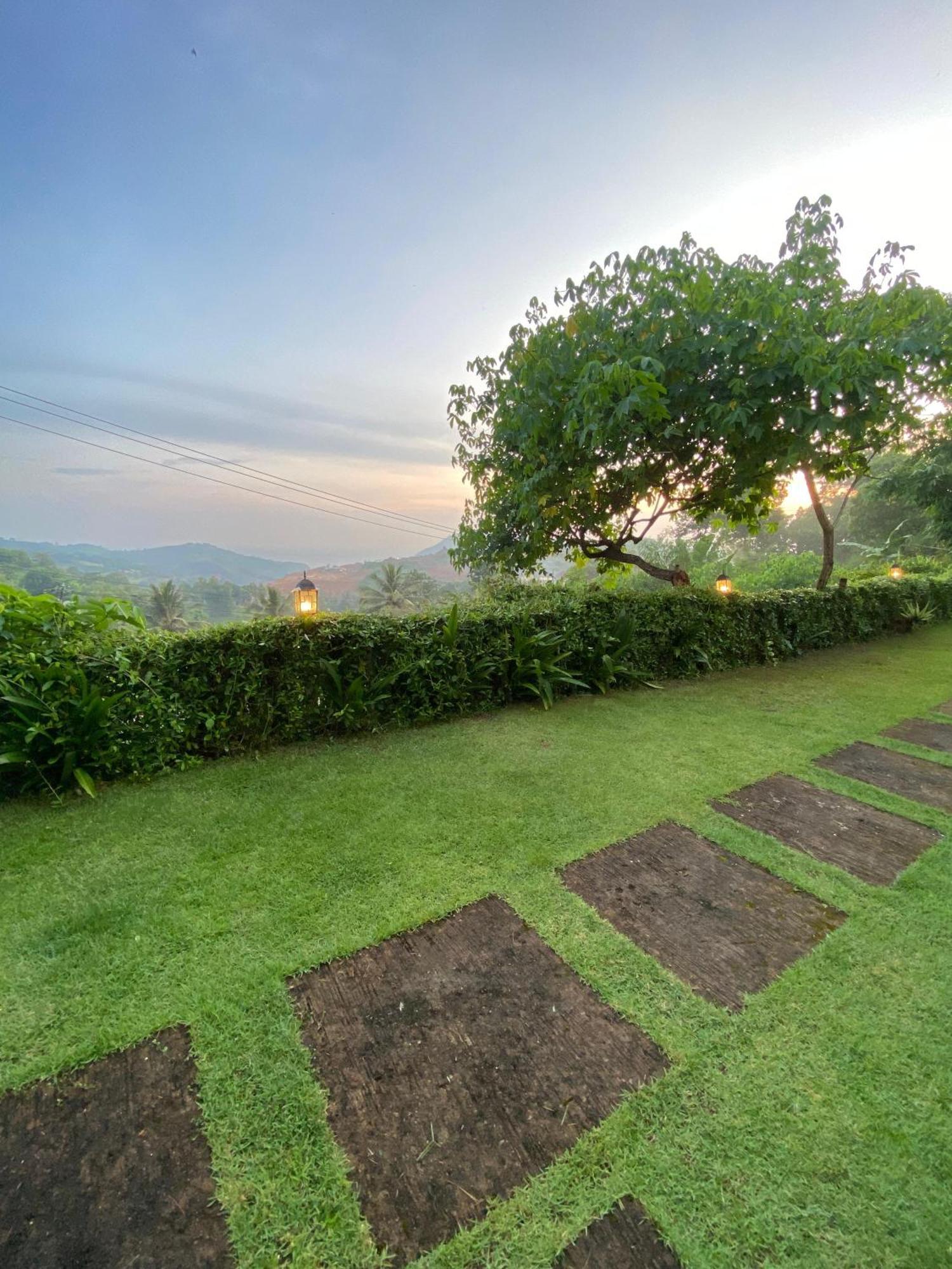ホテル The Hill View Lombok Kuta  エクステリア 写真