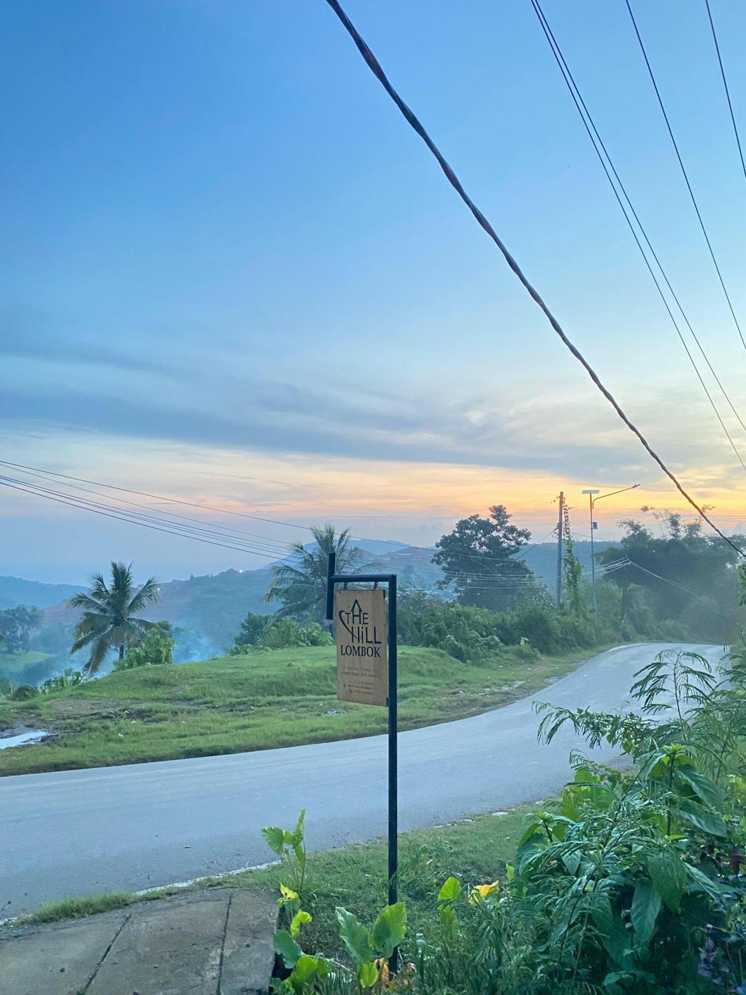 ホテル The Hill View Lombok Kuta  エクステリア 写真